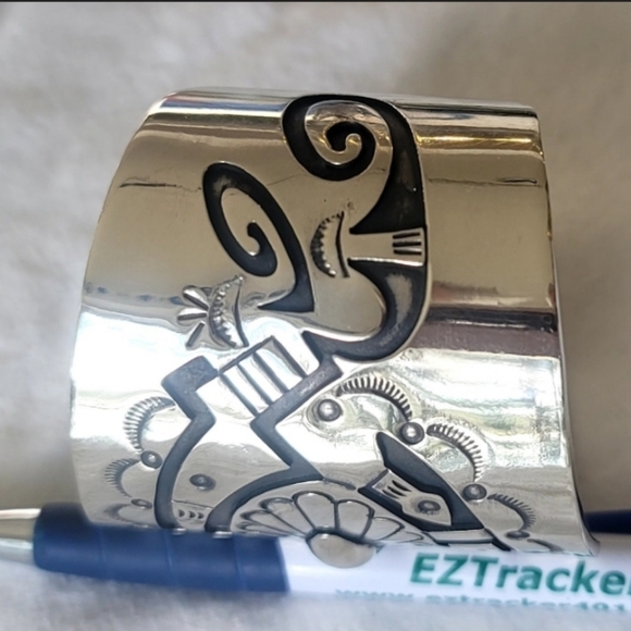 Nickle Silver Native American southwest design, signed bracelet. - Picture 4 of 7